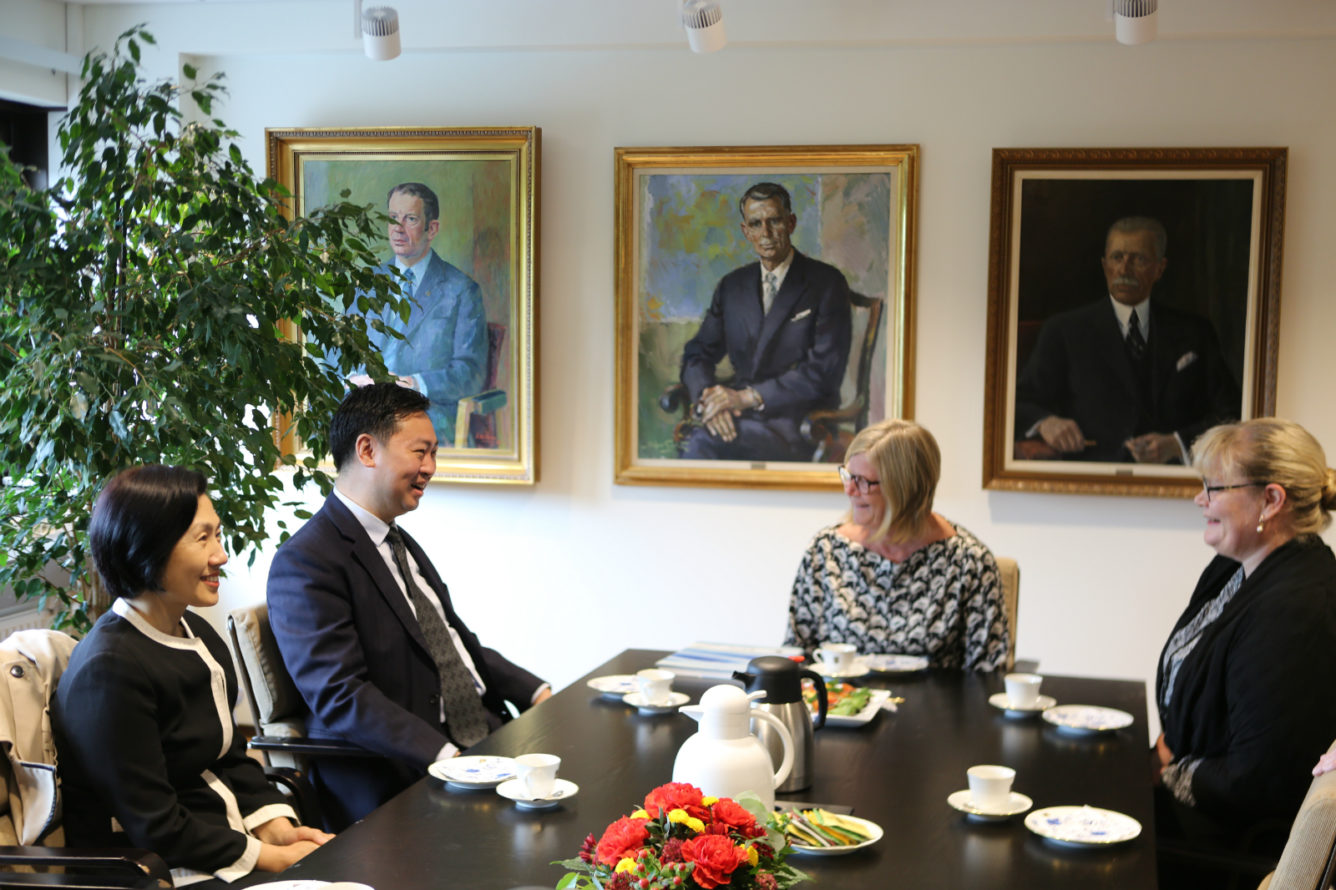 Kinas ambassadör Chen Li träffar Gun-Marie Lindholm (mitten) och Katrin Sjögren (till höger i bild)