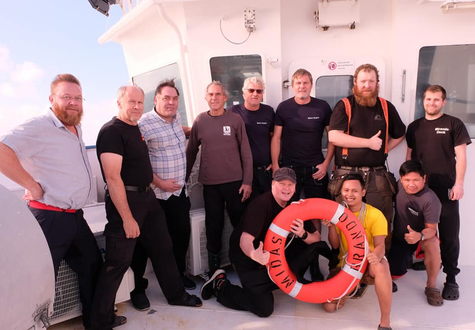 Besättningen på M/S Midas tillsammans med de tre personerna som räddades. Foto: Kalle Lehtinen