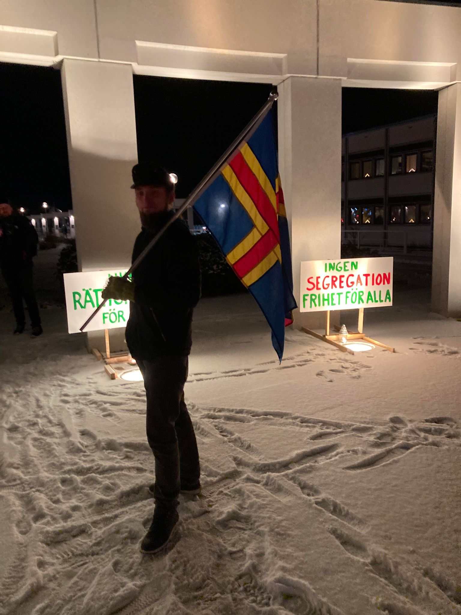 Demonstrant med Ålands flagga